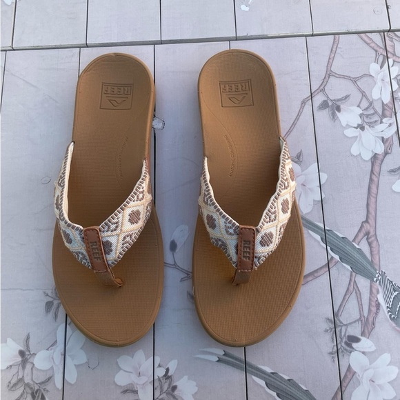 Reef Women's Brown Patterned Sandals - Picture 3 of 6